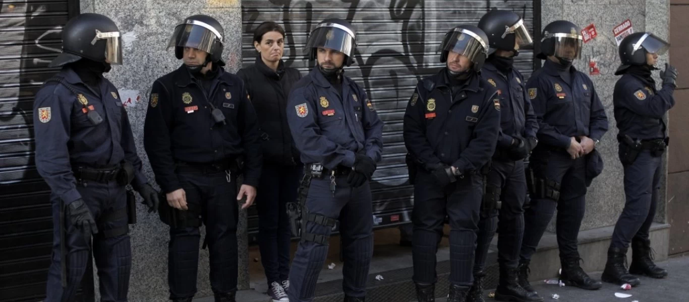 Βαρβαρότητα «μεγατόνων» στην Ισπανία: Αστυνομικοί βγάζουν όπλο σε γυναίκες για μη τήρηση των περιορισμών (βίντεο)